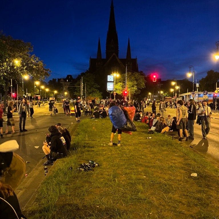 Feierabendbierstimmung am Südstern. Bundespolizei beobachtet die Situation gelassen.