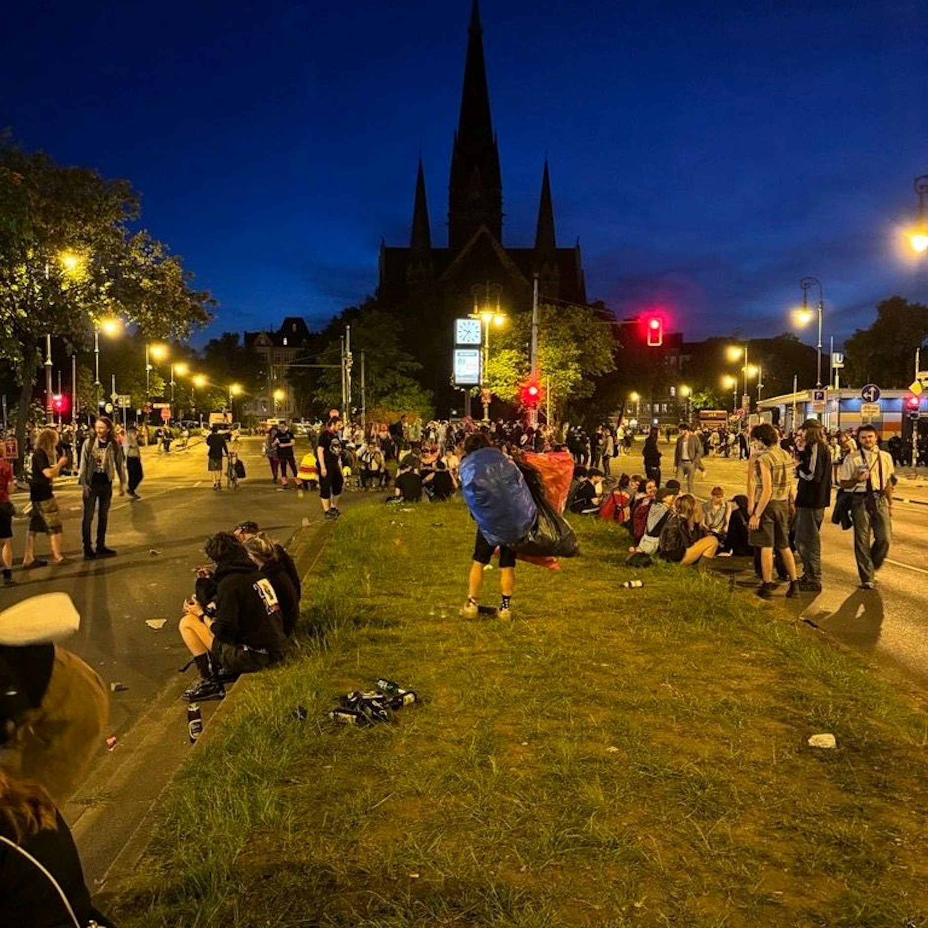 Feierabendbierstimmung am Südstern. Bundespolizei beobachtet die Situation gelassen.