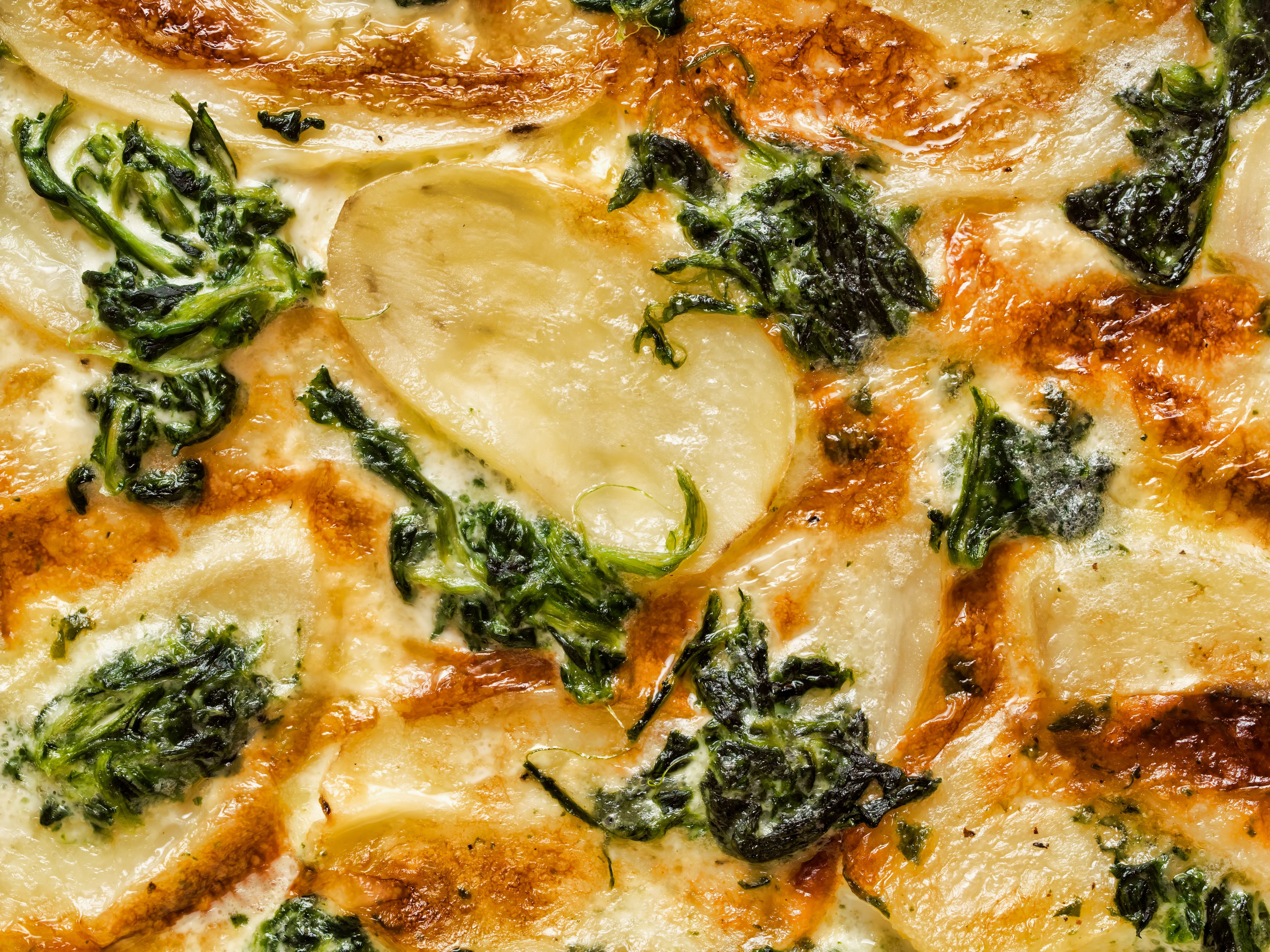 Sahnig und deftig: Rezept für schnelles Gratin mit Kartoffeln und Spinat