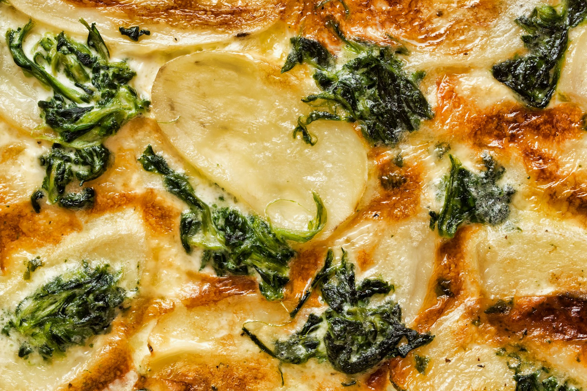 Sahnig und deftig: Rezept für schnelles Gratin mit Kartoffeln und Spinat. 