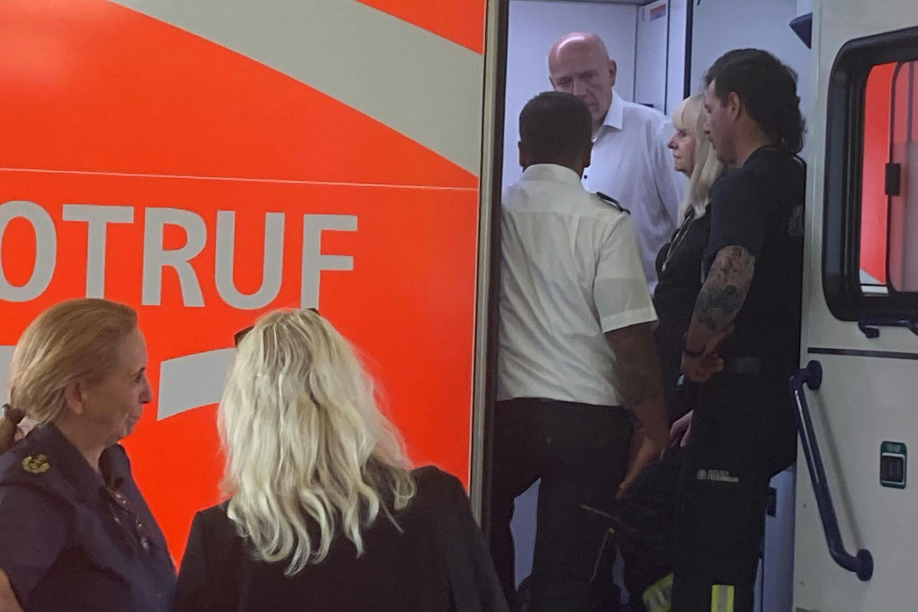 Iris Spranger und Kai Wegner besuchen die Feuerwache Urban und reden mit Feuerwehrleuten.