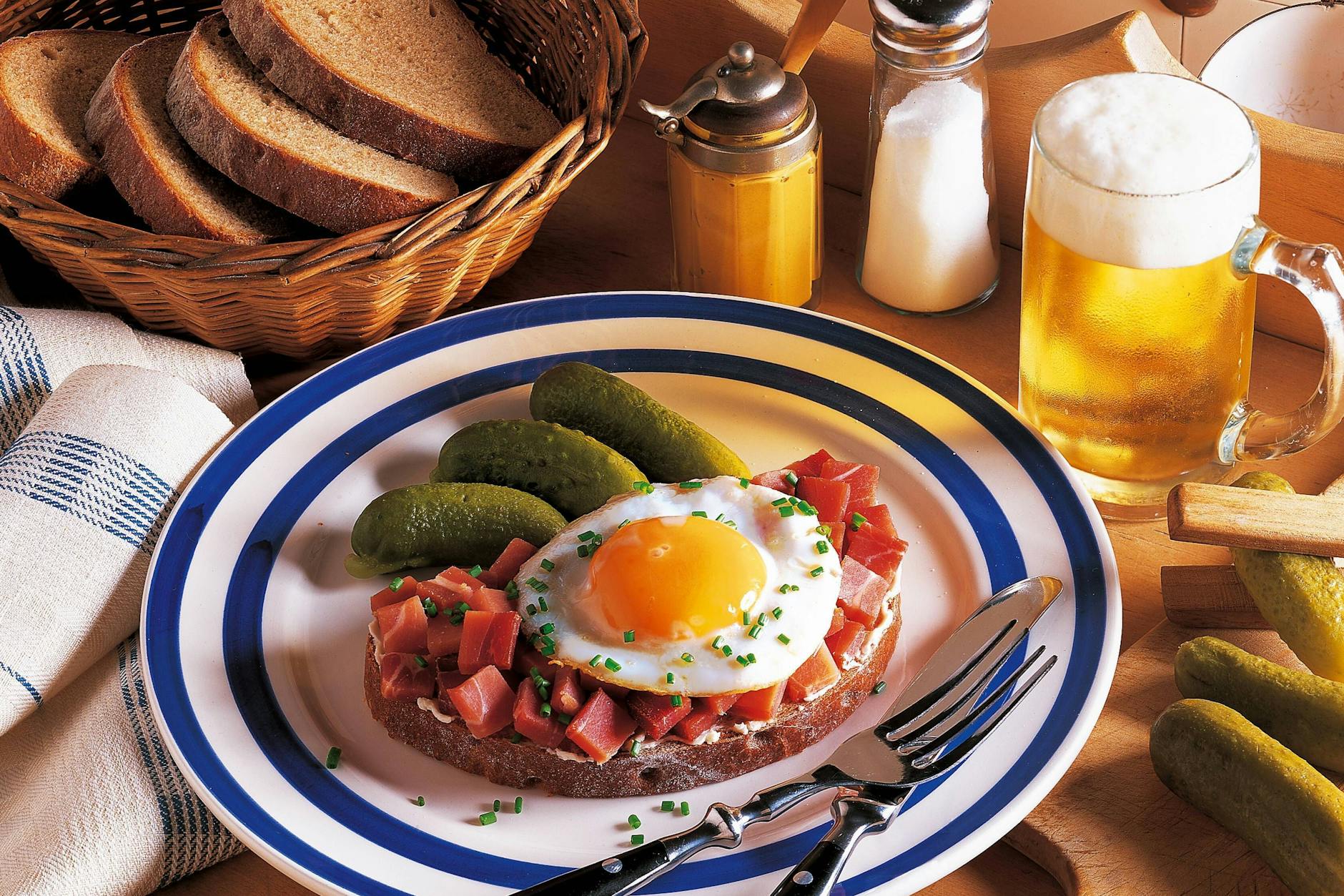 Der Stramme Max ist ein schneller und leckeres Essen, es passt zu jeder Tageszeit.