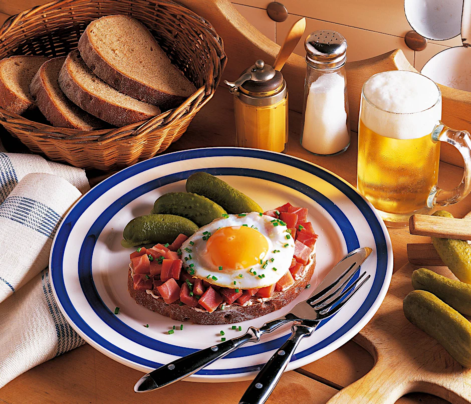 Der Stramme Max ist ein schneller und leckeres Essen, es passt zu jeder Tageszeit.