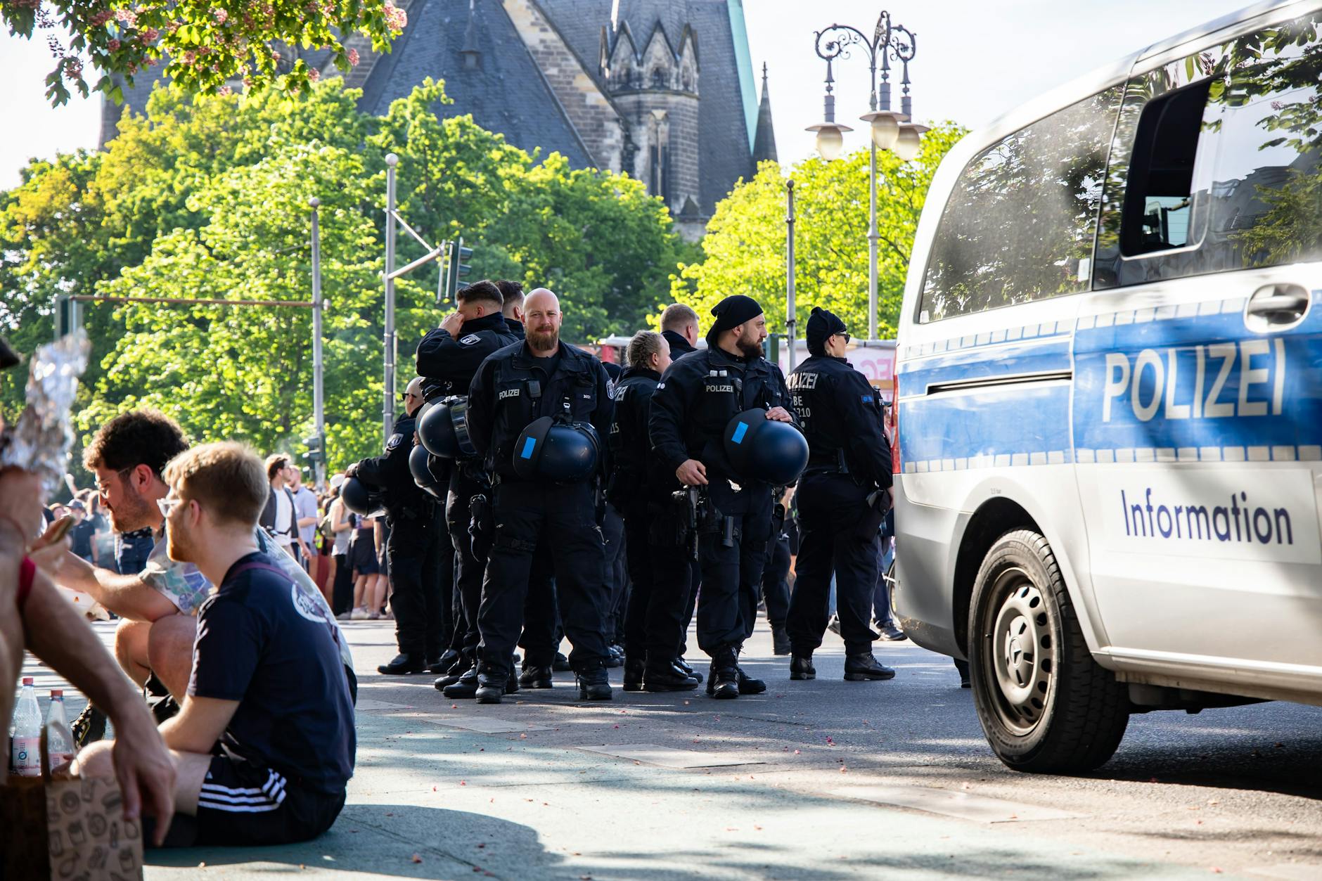 Die Polizei Berlin steht ebenfalls schon für die 18-Uhr-Demo bereit.