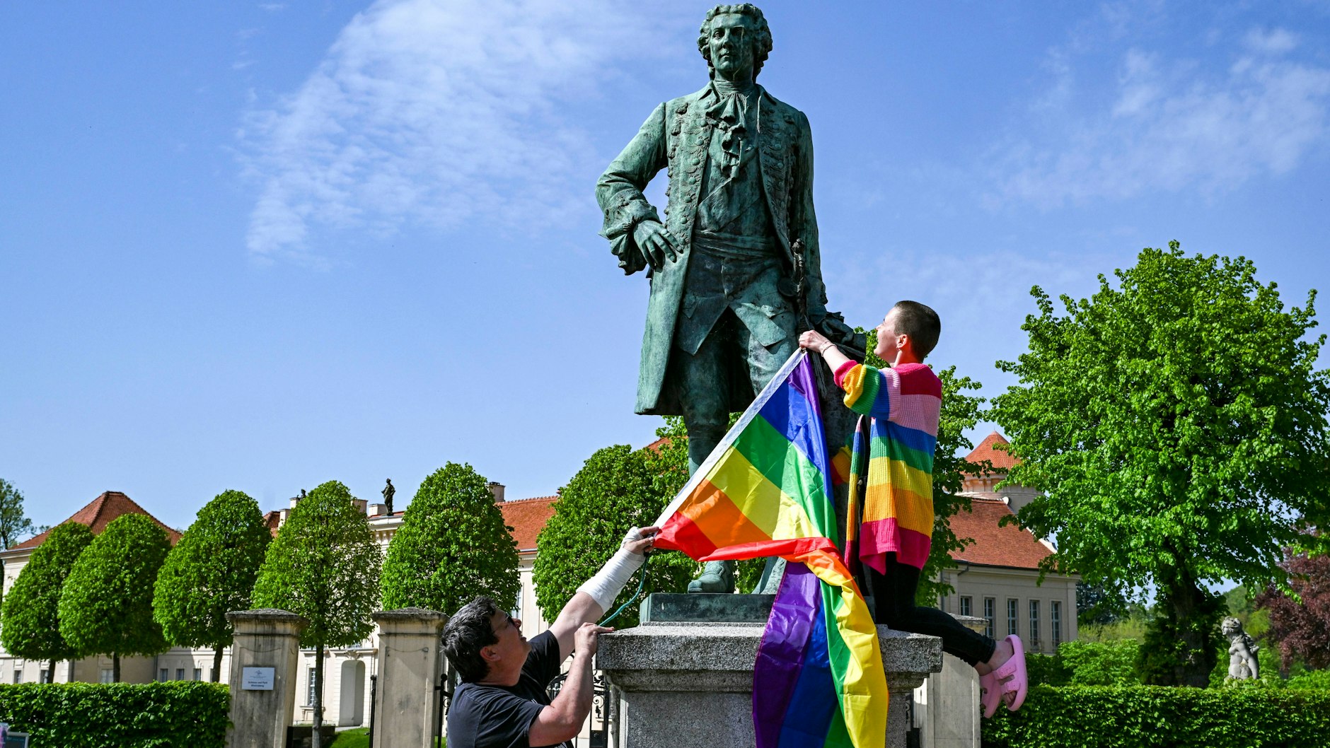Rheinsberg zeigt Flagge: die Regenbogenfahne am Denkmal von Kronprinz Friedrich
