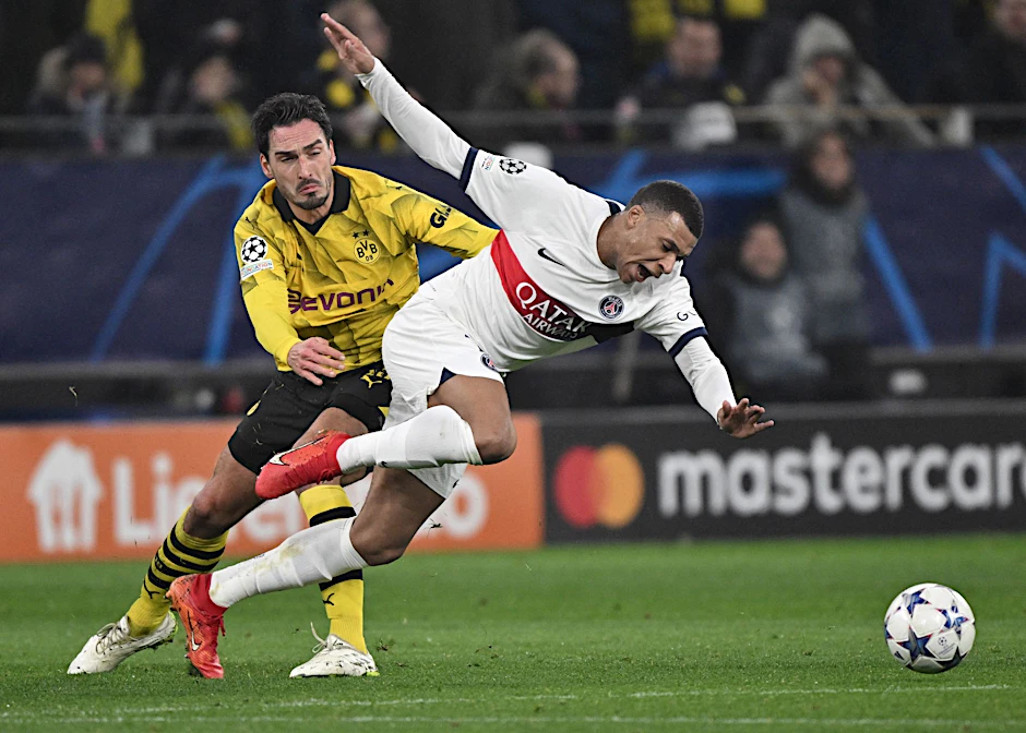 ARCHIV - Der BVB um Mats Hummels (l) trifft auf Kylian Mbappé und Co.  