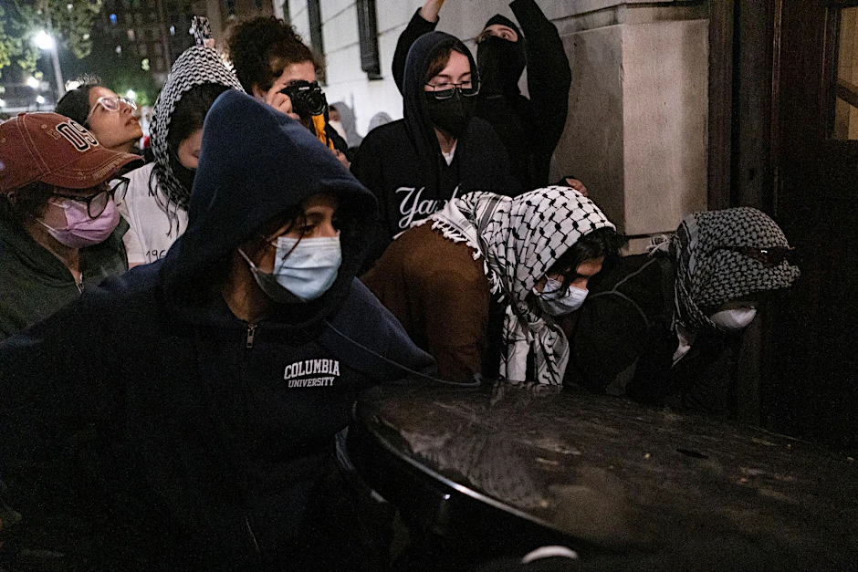 Studierende blockieren den Eingang der Hamilton Hall an der Columbia University in New York nach der Besetzung.  