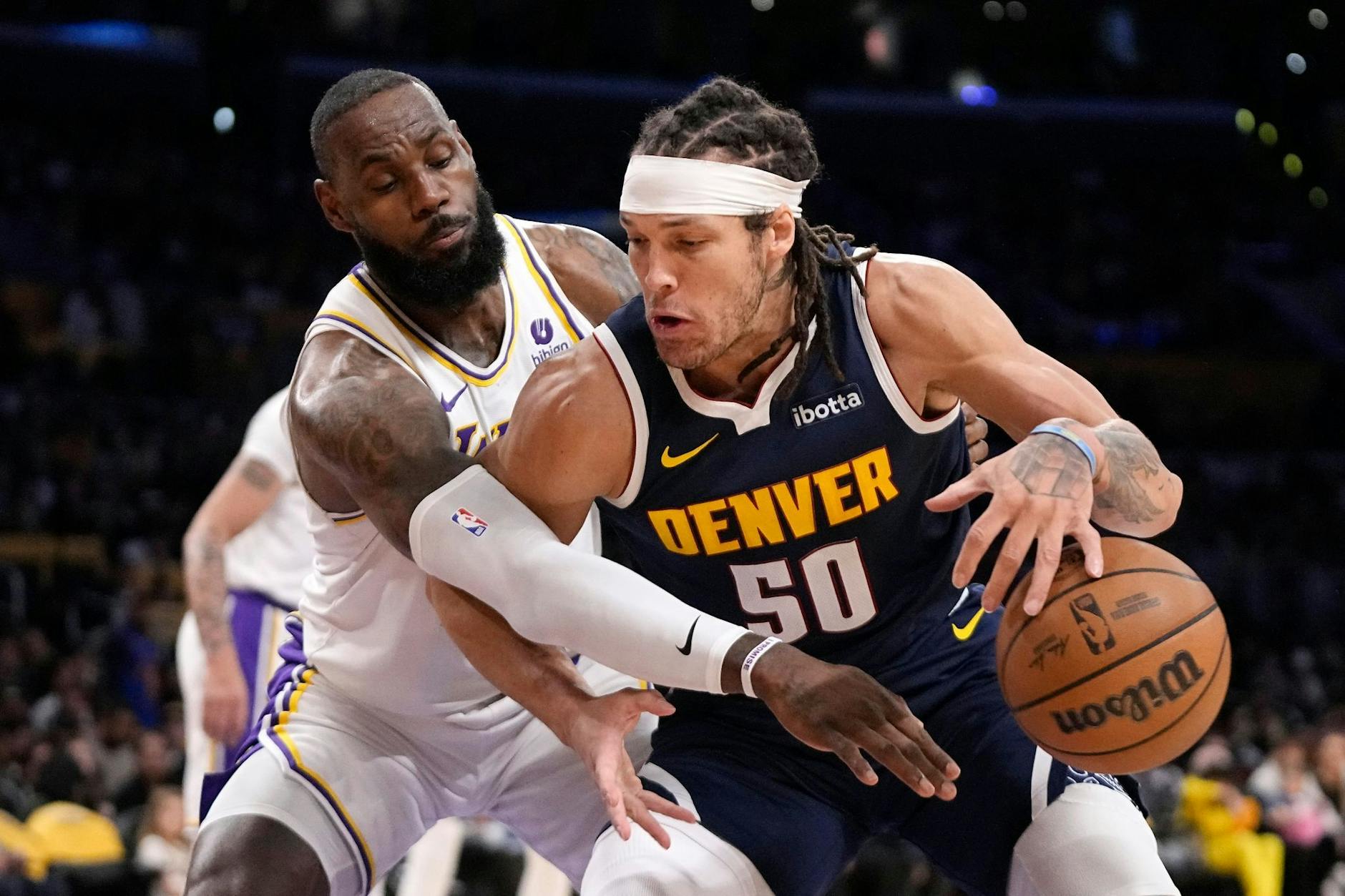 Lakers-Starspieler LeBron James verteidigt gegen Aaron Gordon.