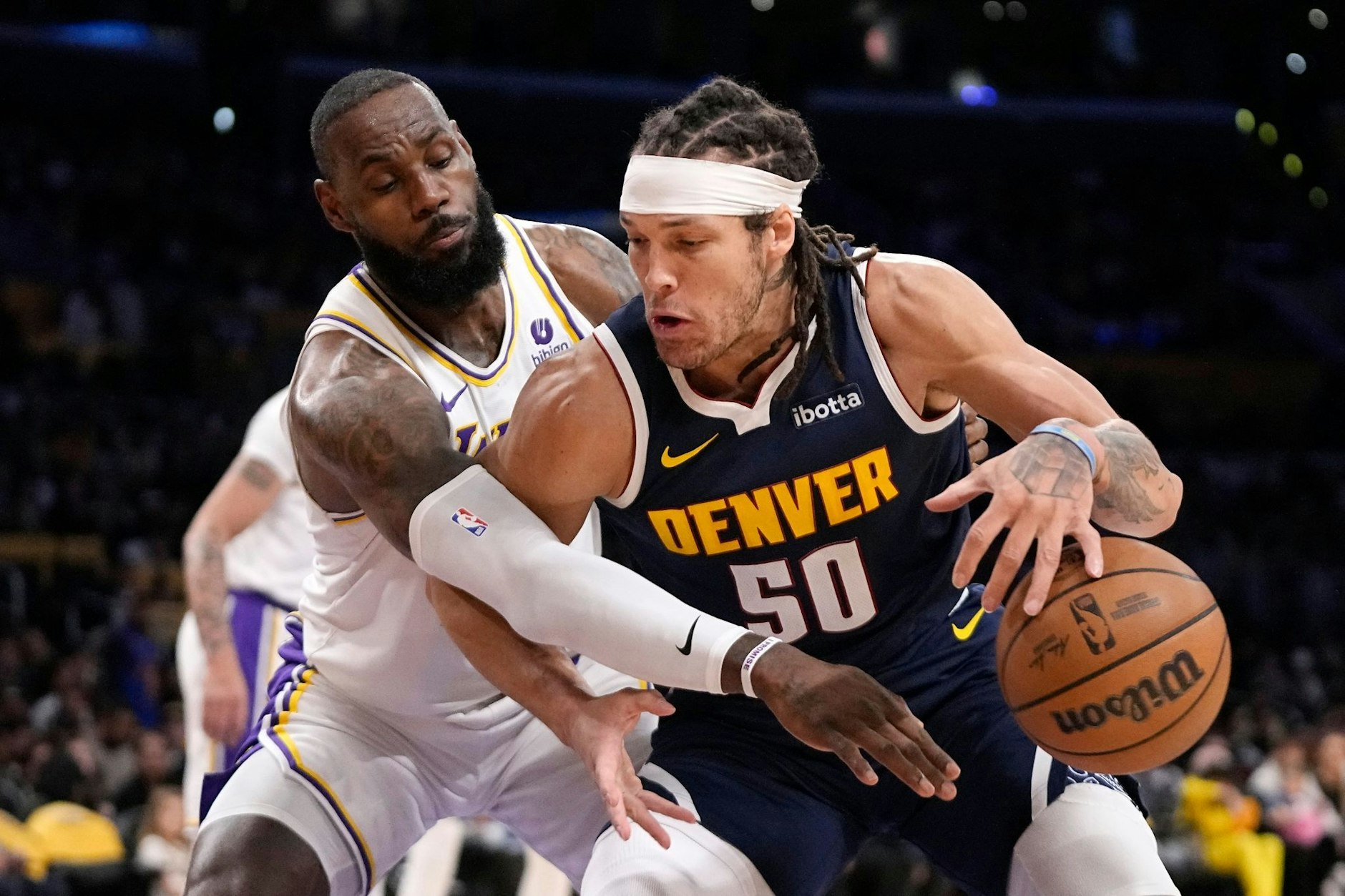 Lakers-Starspieler LeBron James verteidigt gegen Aaron Gordon.  