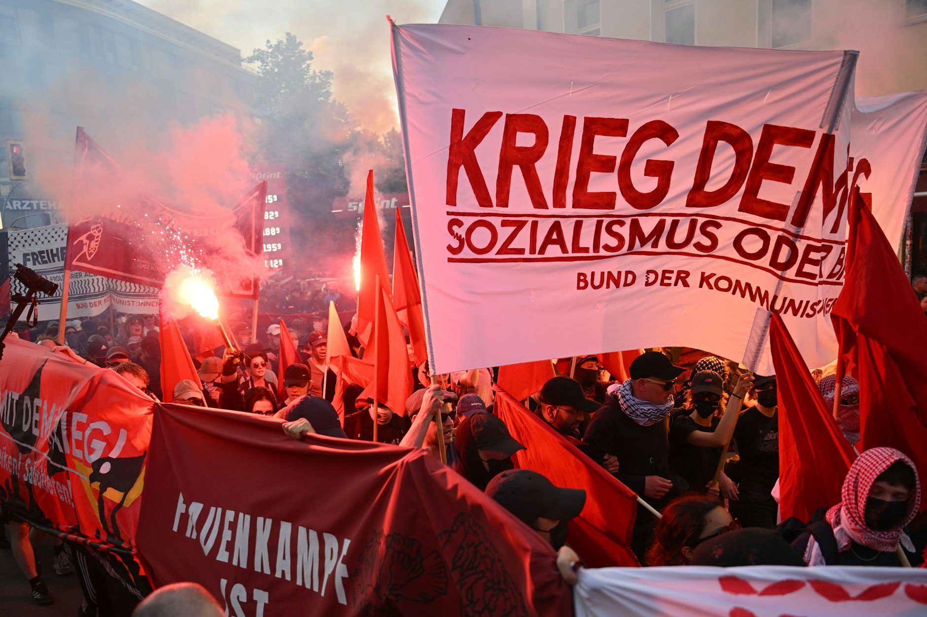 Teilnehmer der "Revolutionären 1. Mai-Demonstration" zünden Pyrotechnik. Die Demo, zu der Linke und Linksextreme Gruppen aufriefen, lief&nbsp;durch Kreuzberg und Neukölln und zurück.