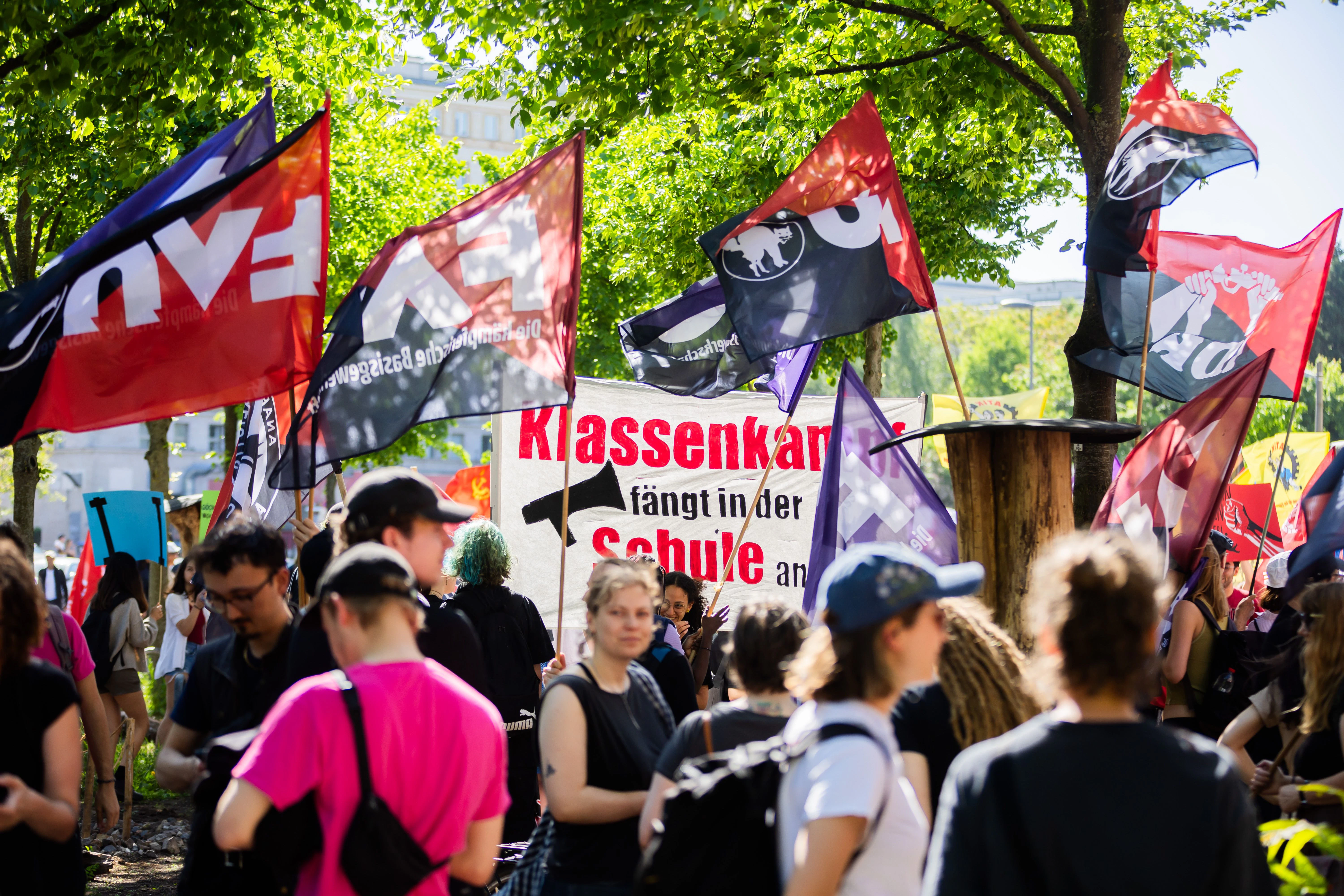 Tag der Arbeit in Berlin: Tausende sind am 1. Mai 2024 einem DGB-Aufruf zur Demonstration „Mehr Lohn, mehr Freizeit, mehr Sicherheit“ gefolgt.