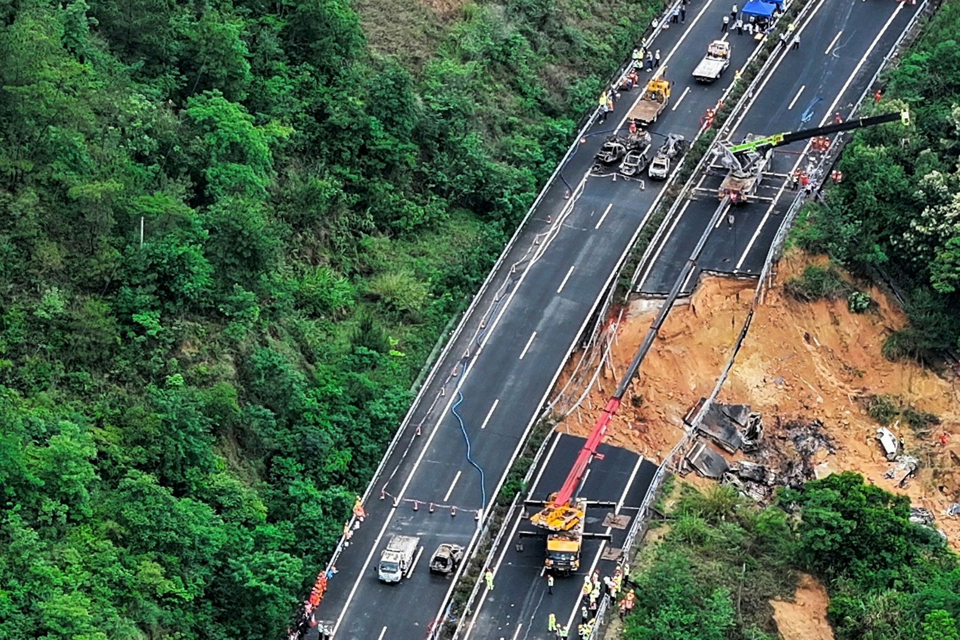 Ein etwa 18 Meter langer Abschnitt der Autobahn im Süden Chinas stürzte in die Tiefe, riss Fahrzeuge mit.