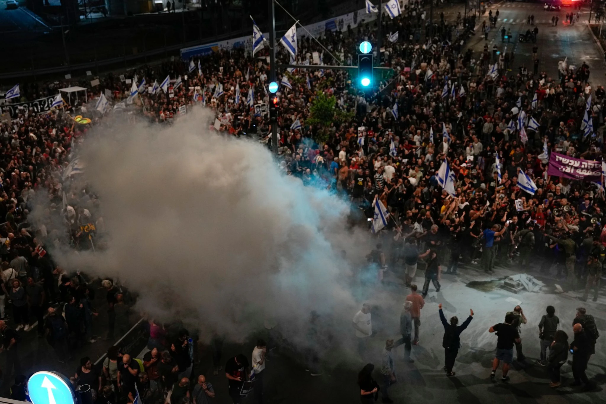 dpatopbilder - Angehörige und Unterstützer der israelischen Geiseln, die im Gazastreifen von den palästinensischen Hamas festgehalten werden, fordern bei einer Demonstration ihre Freilassung.  