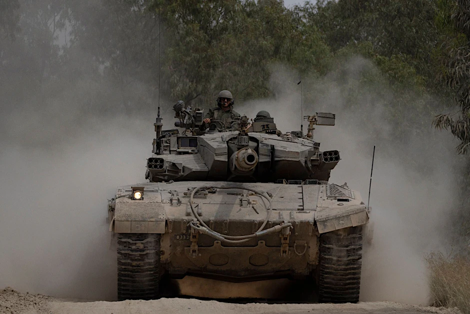 Israelische Soldaten auf einem Panzer nahe der Grenze zwischen Israel und Gaza.  