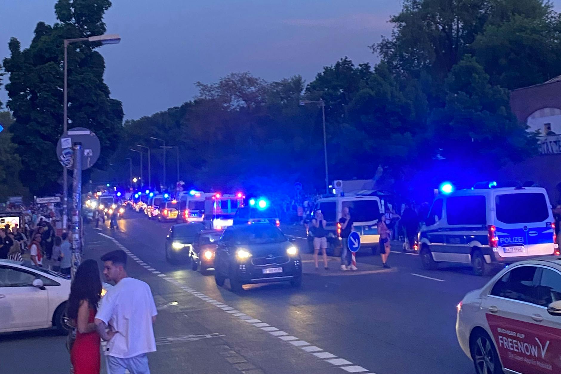 Zahlreiche Einsatzwagen der Polizei auf der Schlesischen Straße