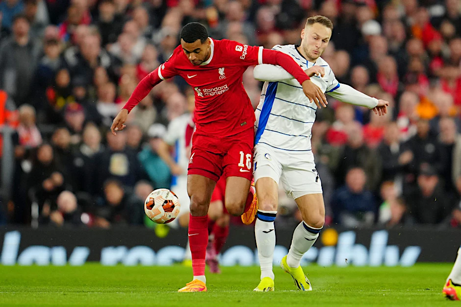 Cody Gakpo (l) und der FC Liverpool unterlagen Atalanta Bergamo überraschend deutlich mit 0:3.  