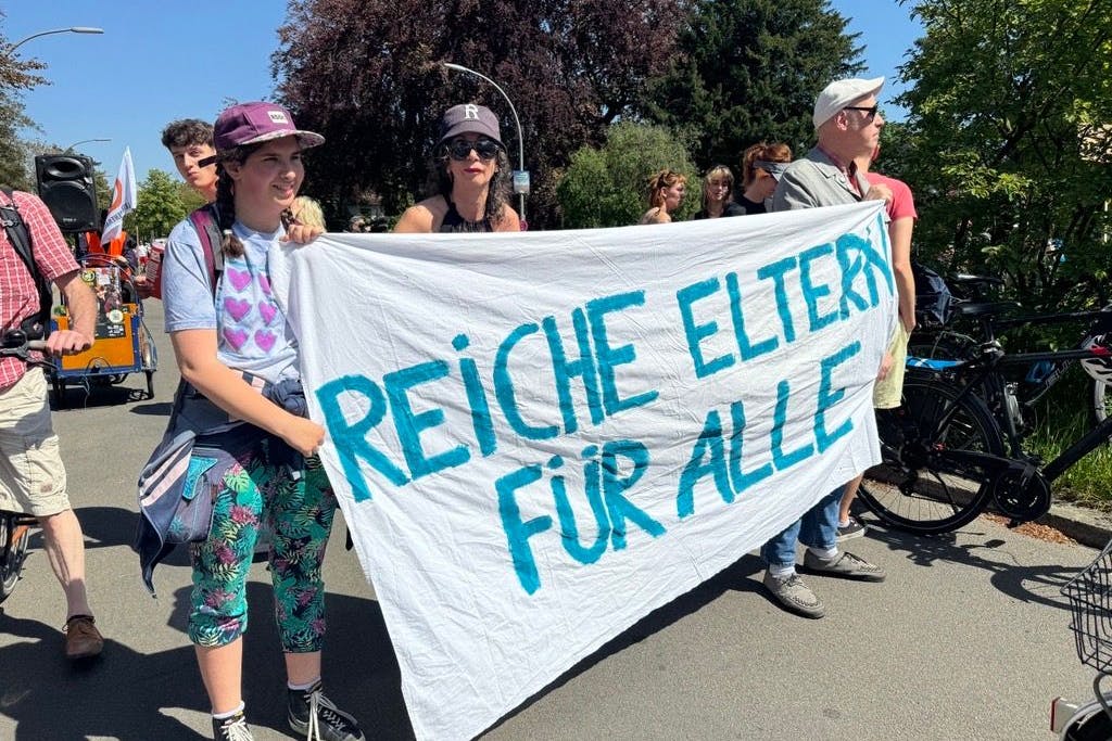 Demonstranten fordern „reiche Eltern für alle“
