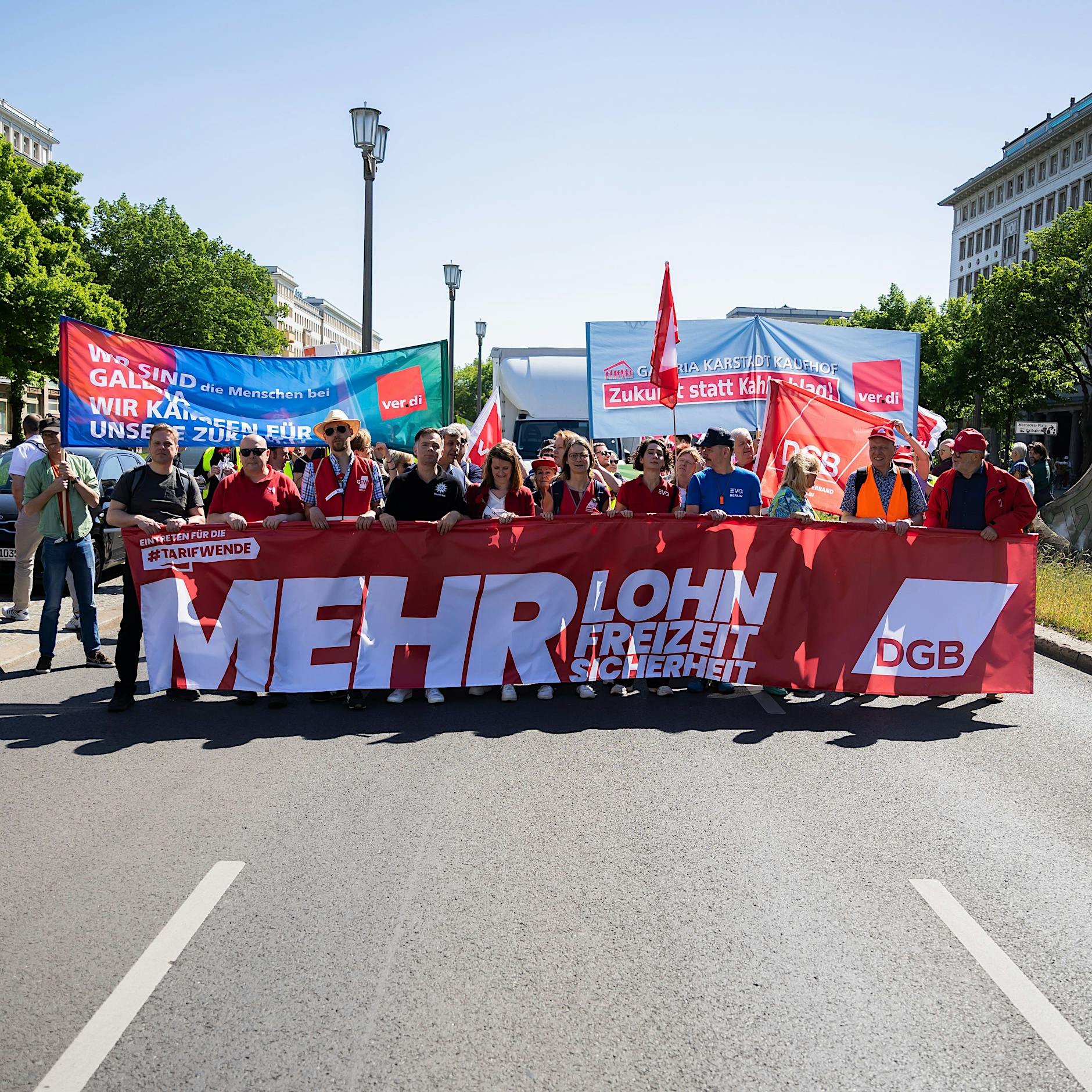 Liveticker zum 1. Mai in Berlin: DGB-Demo zieht Richtung Rotes Rathaus