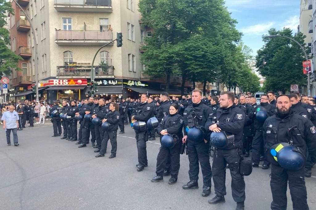 Die Polizei hat die „Revolutionäre 1. Mai-Demo“ an der Sonnenallee, Ecke Reuterstraße angehalten.