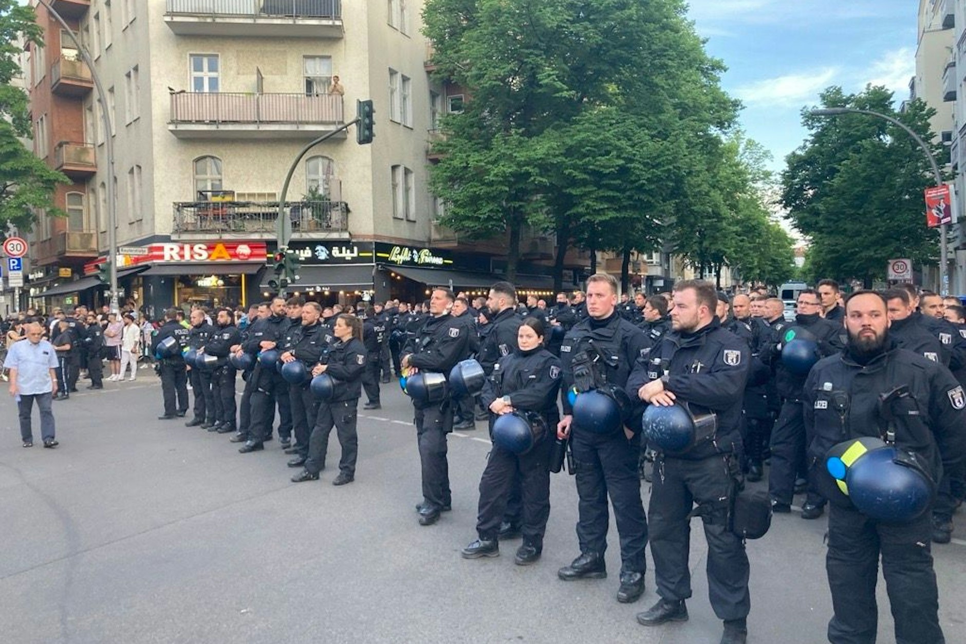 Die Polizei hat die „Revolutionäre 1. Mai-Demo“ an der Sonnenallee, Ecke Reuterstraße angehalten.