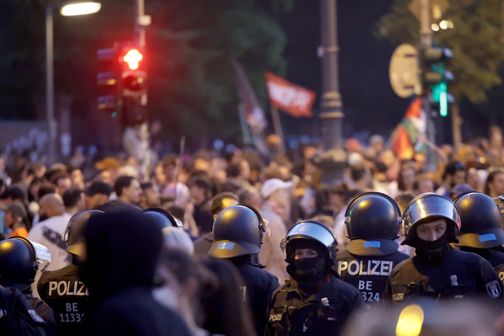 1. Mai in Berlin: Rund 11.600 Menschen bei „Revolutionärer Demo“ – Polizei zieht erstes Fazit