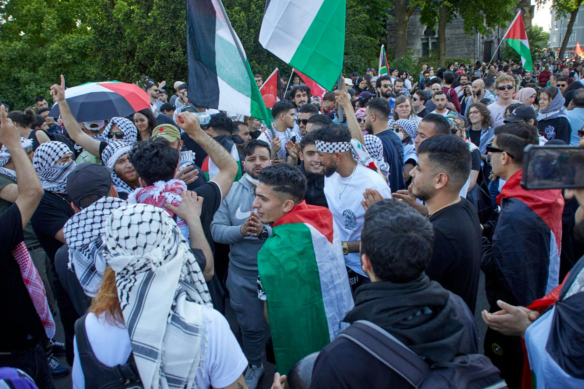 Demonstranten rufen „Free Palestine“ auf dem Südstern. 