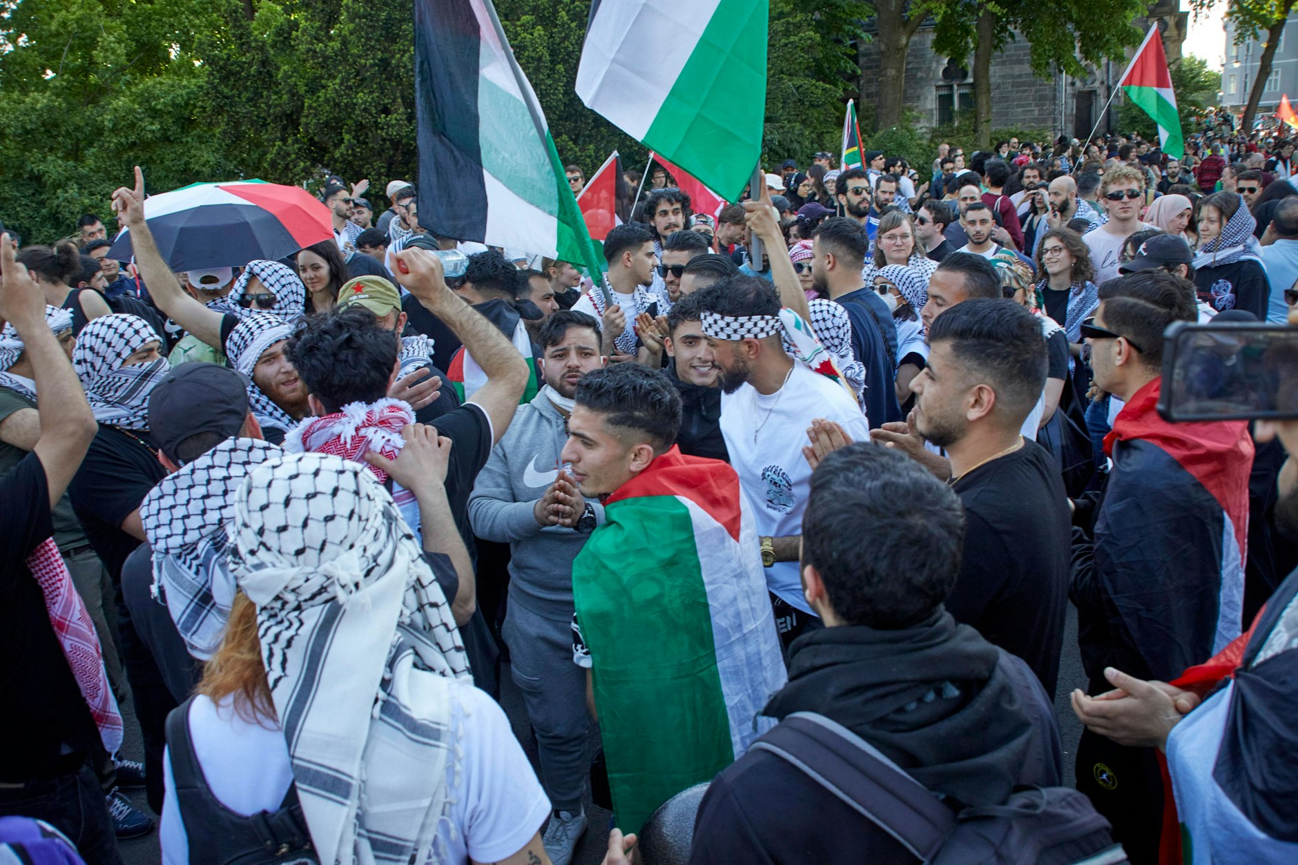 Demonstranten rufen „Free Palestine“ auf dem Südstern.&nbsp;
