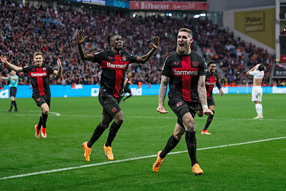 Robert Andrich (r) rettete Leverkusen das Remis gegen Stuttgart.  