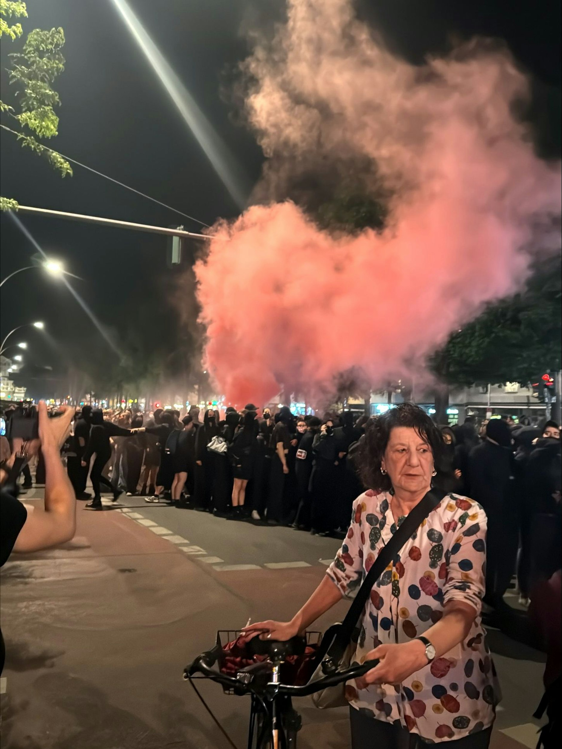 Gegen Ende der Demo werden Bengalos gezündet.