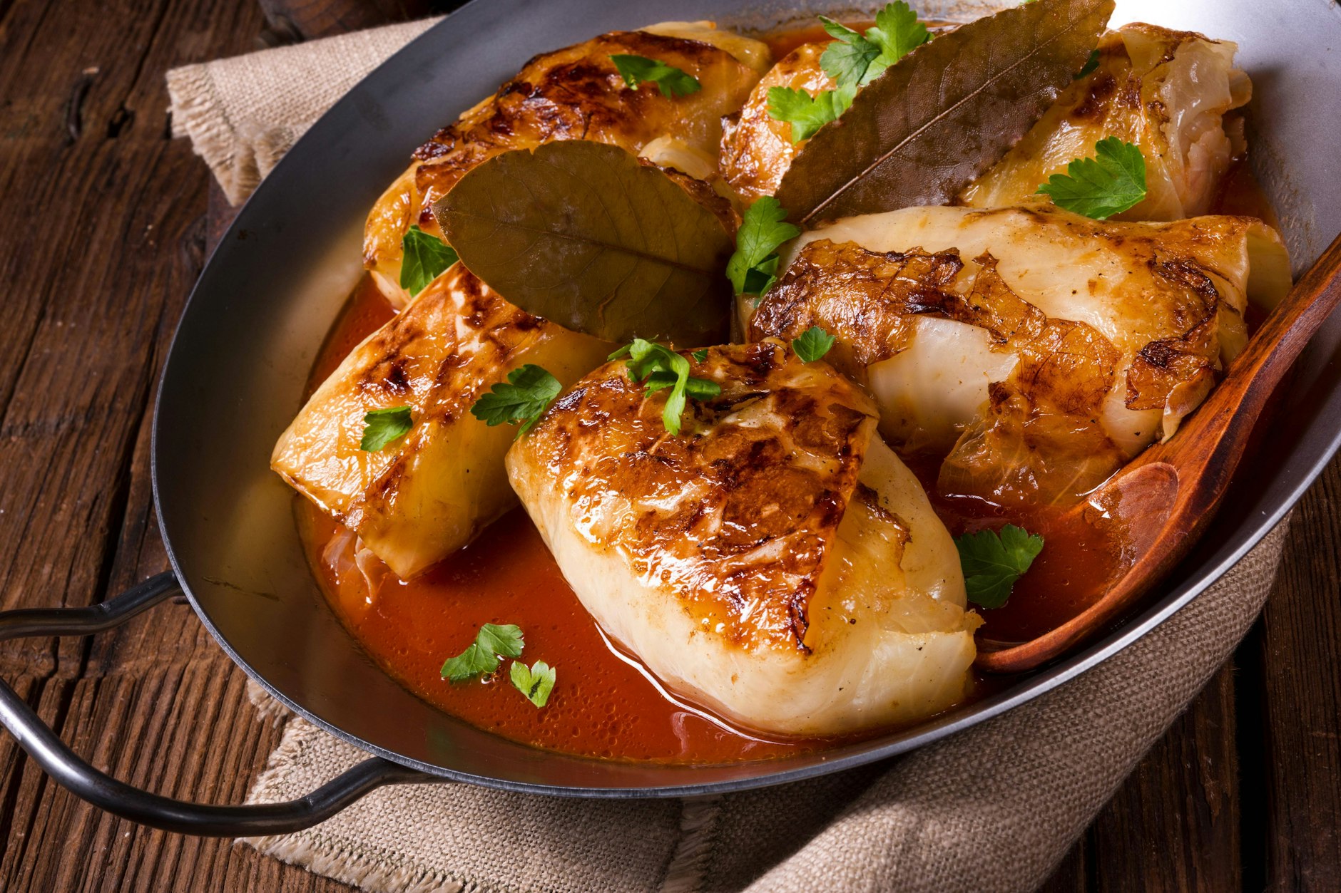 Kohlrouladen sind ein Klassiker der deutschen Hausmannkost.