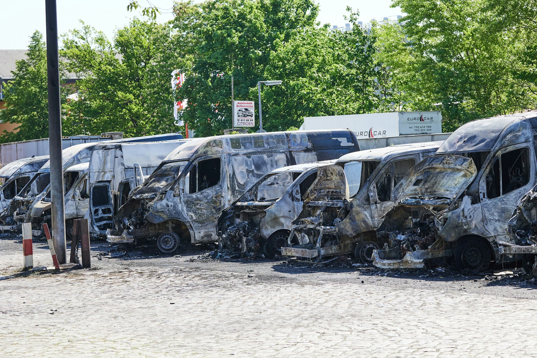 Nach der Walpurgisnacht stehen ausgebrannte Amazon-Transporter an der Reinickendorfer Thyssenstraße.