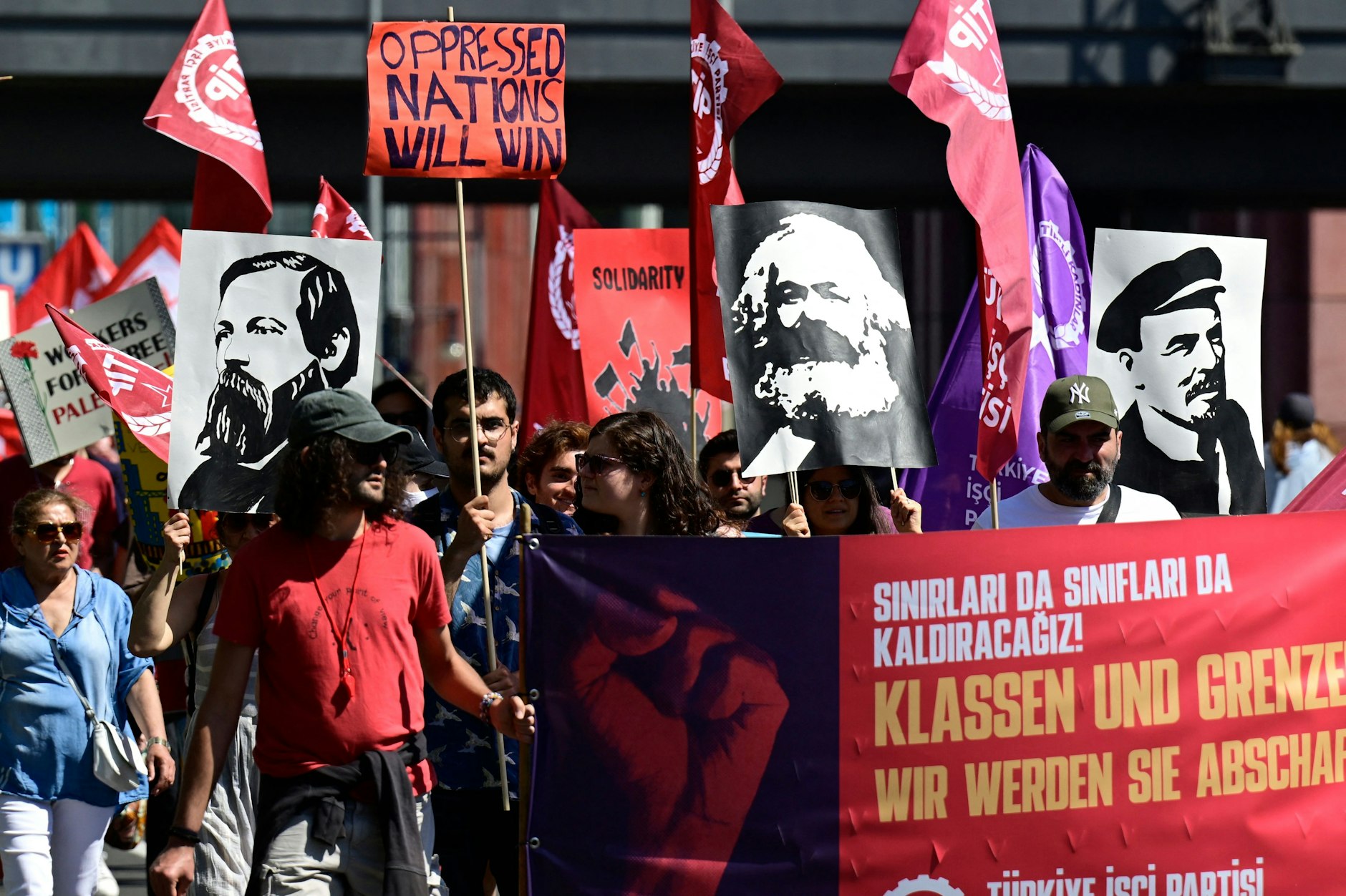 Auf der DGB-Demo am 1. Mai in Berlin sind auch Bilder von Engels, Marx und Lenin zu sehen.