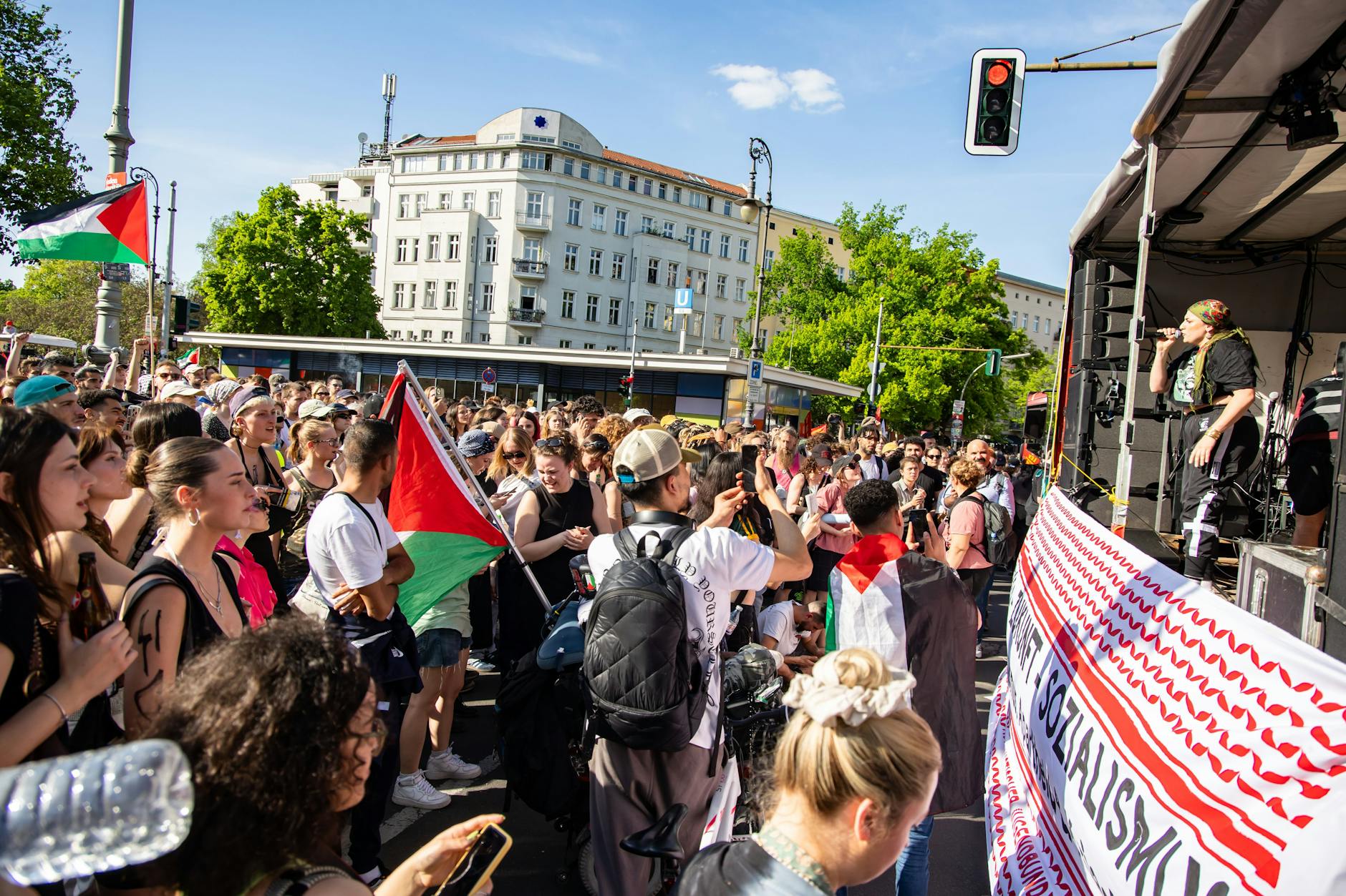 Menschen lauschen einem Bühnenauftritt in Berlin-Kreuzberg. 