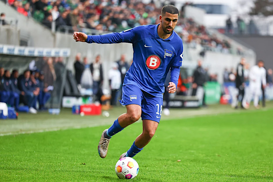 ARCHIV - Aymen Barkok von Hertha BSC spielt den Ball.  