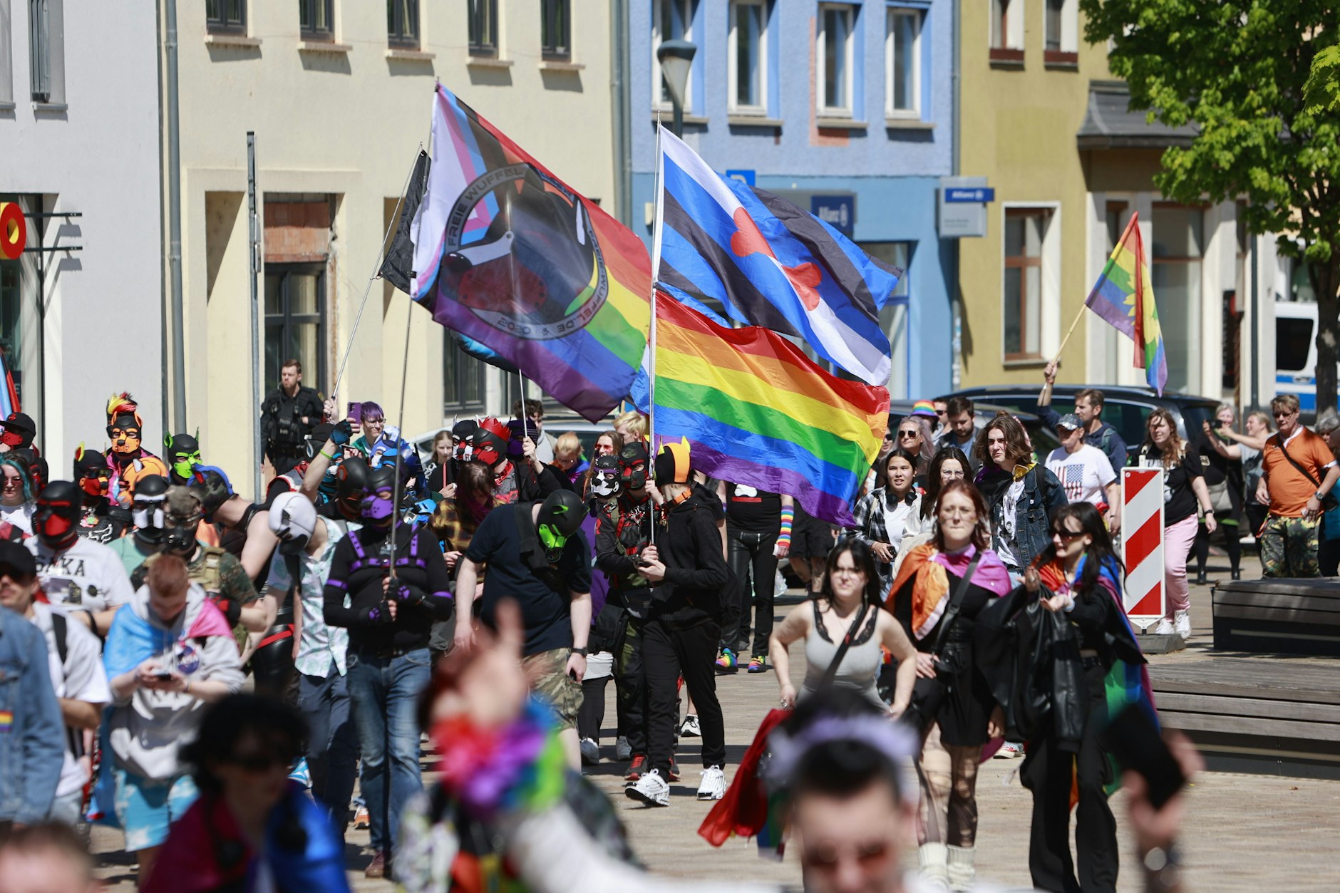 Der Christopher Street Day (CSD) geht aufs Land. Auch in Schönebeck in Sachsen-Anhalt gab es am vergangenen Wochenende einen Umzug.