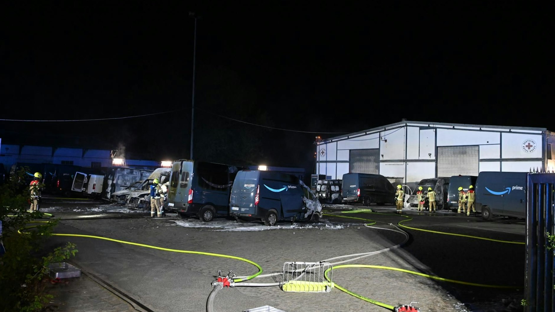 Der Amazon-Parkplatz in Wittenau: die Feuerwehr bei den Löscharbeiten