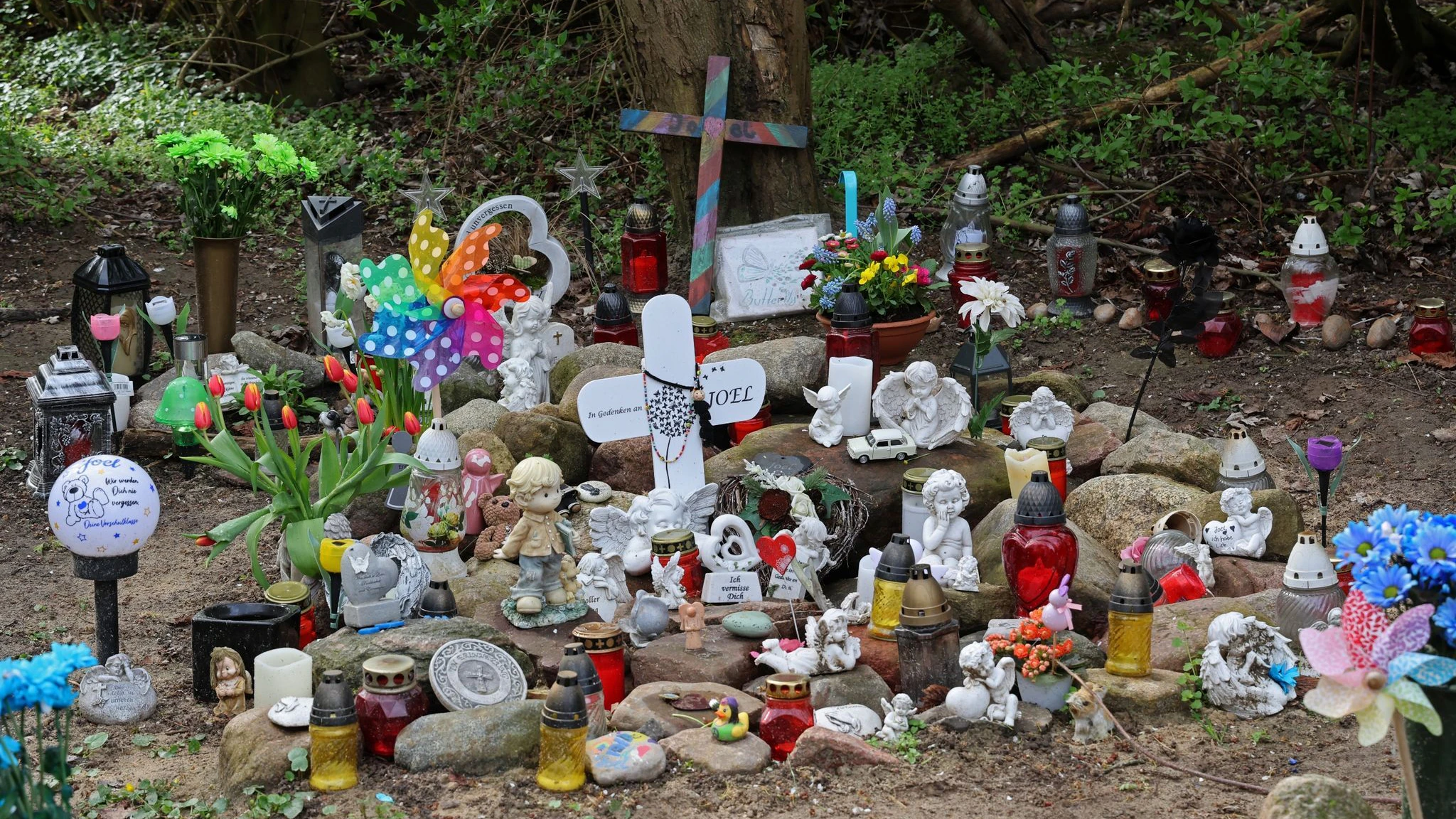 Kreuze, Figuren, Kerzen und Blumen stehen an der Stelle, wo der sechsjährige getötete Joel gefunden wurde.&nbsp;