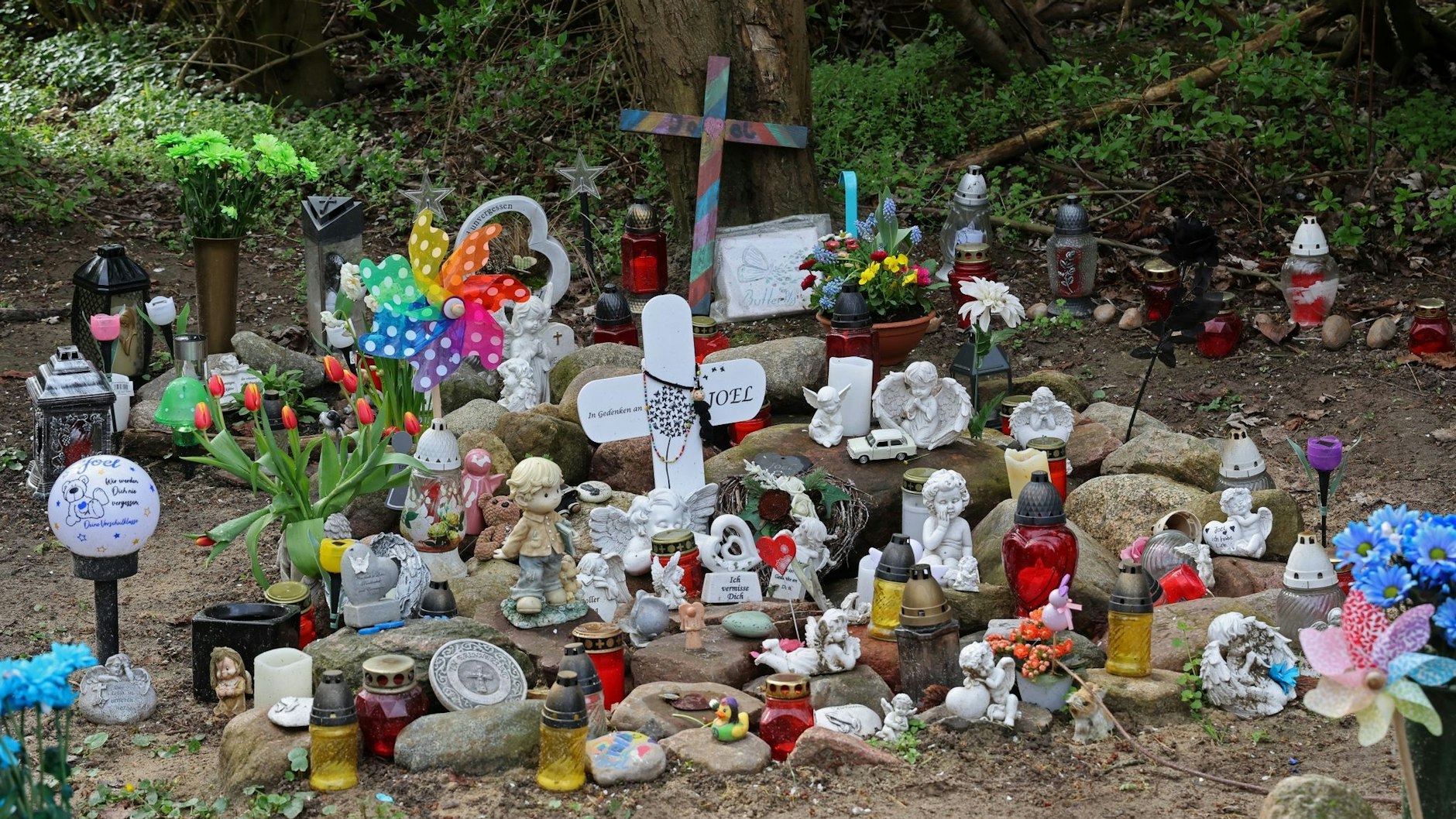 Kreuze, Figuren, Kerzen und Blumen stehen an der Stelle, wo der sechsjährige getötete Joel gefunden wurde.&nbsp;