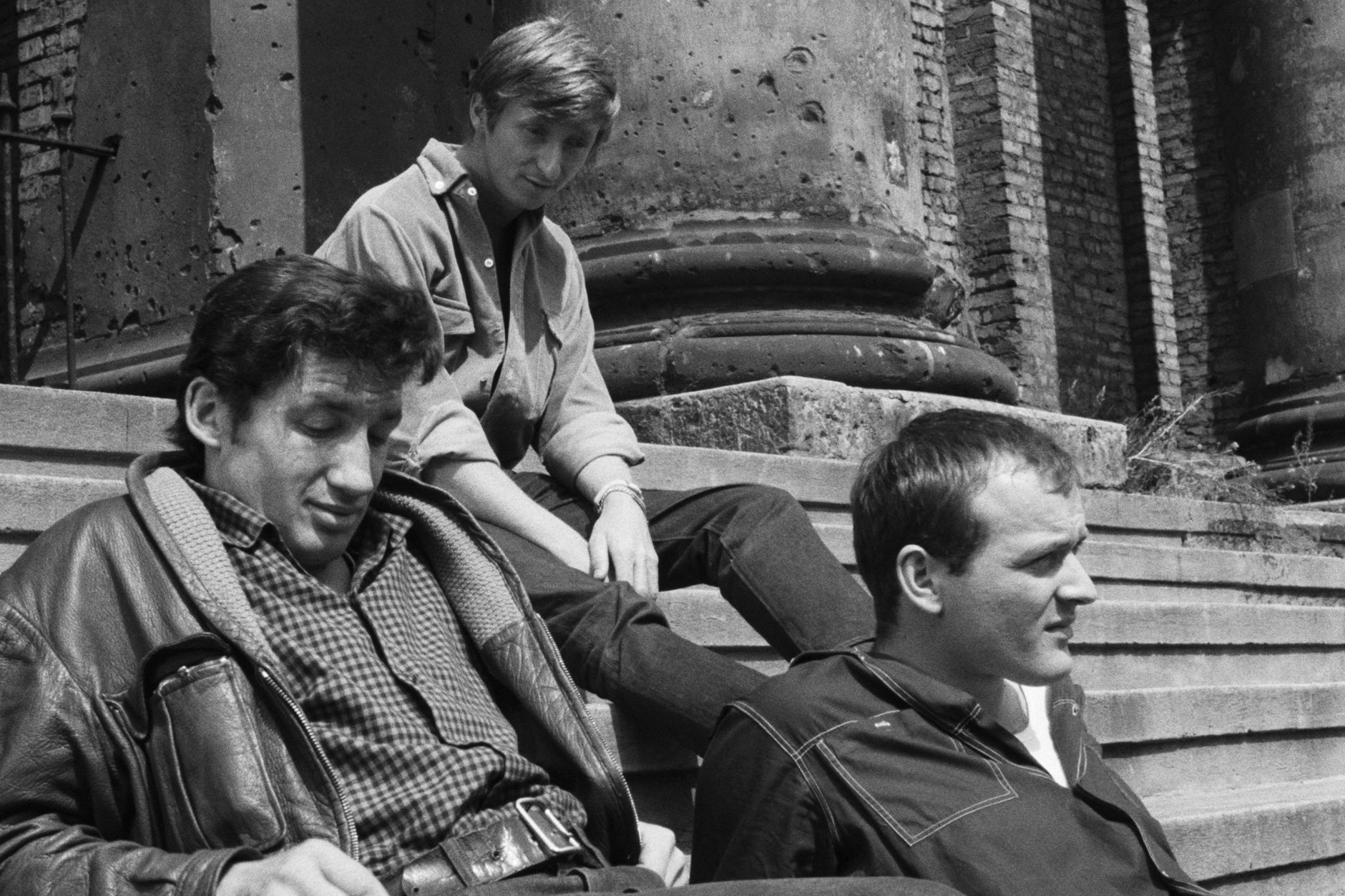 Die Berliner Jugend lungert auf dem Gendarmenmarkt herum.„Jahrgang 45“ von Jürgen Böttcher. Die Kamera führte Roland Gräf.