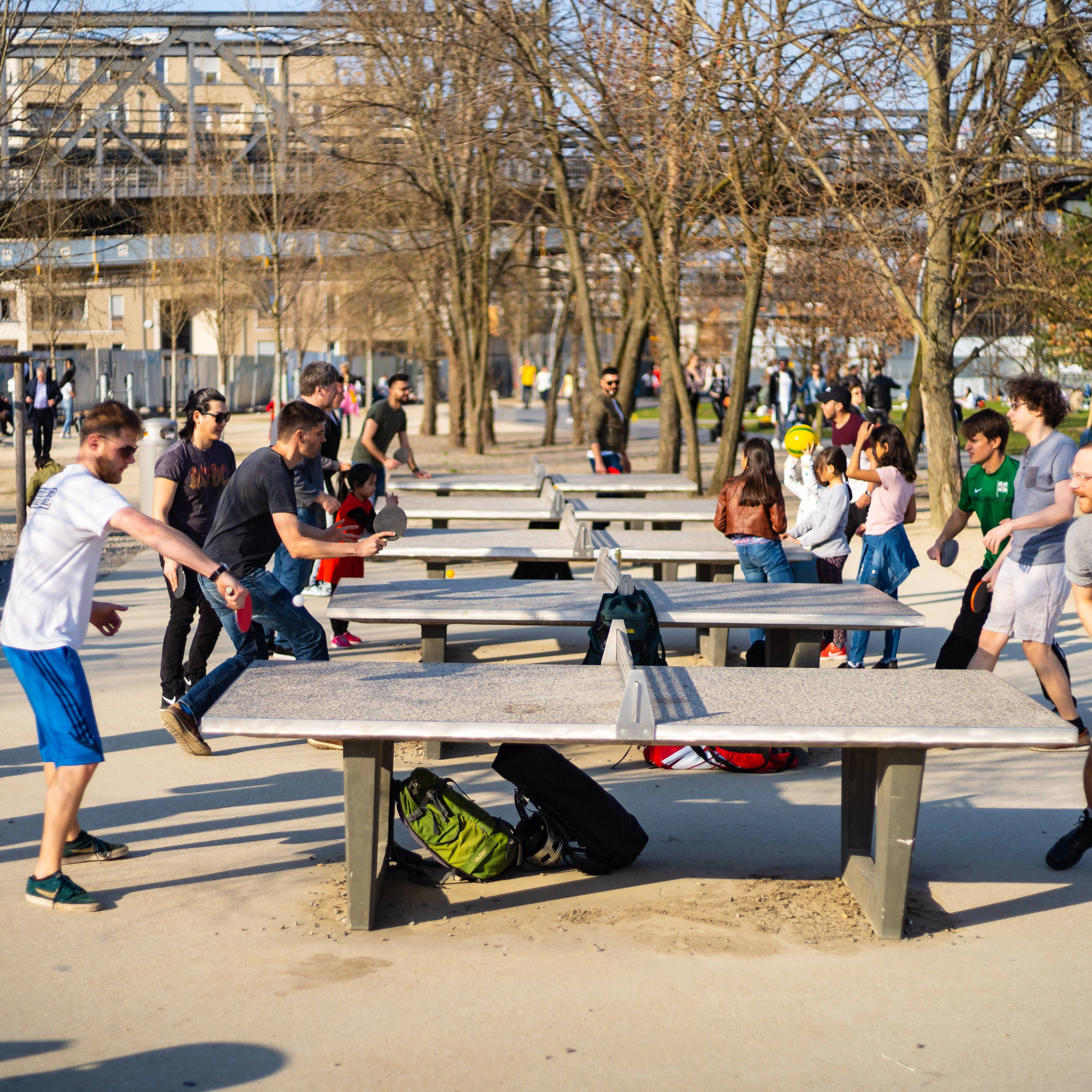 Im Park am Gleisdreieck in Berlin warten gleich mehrere Tischtennisplatten.