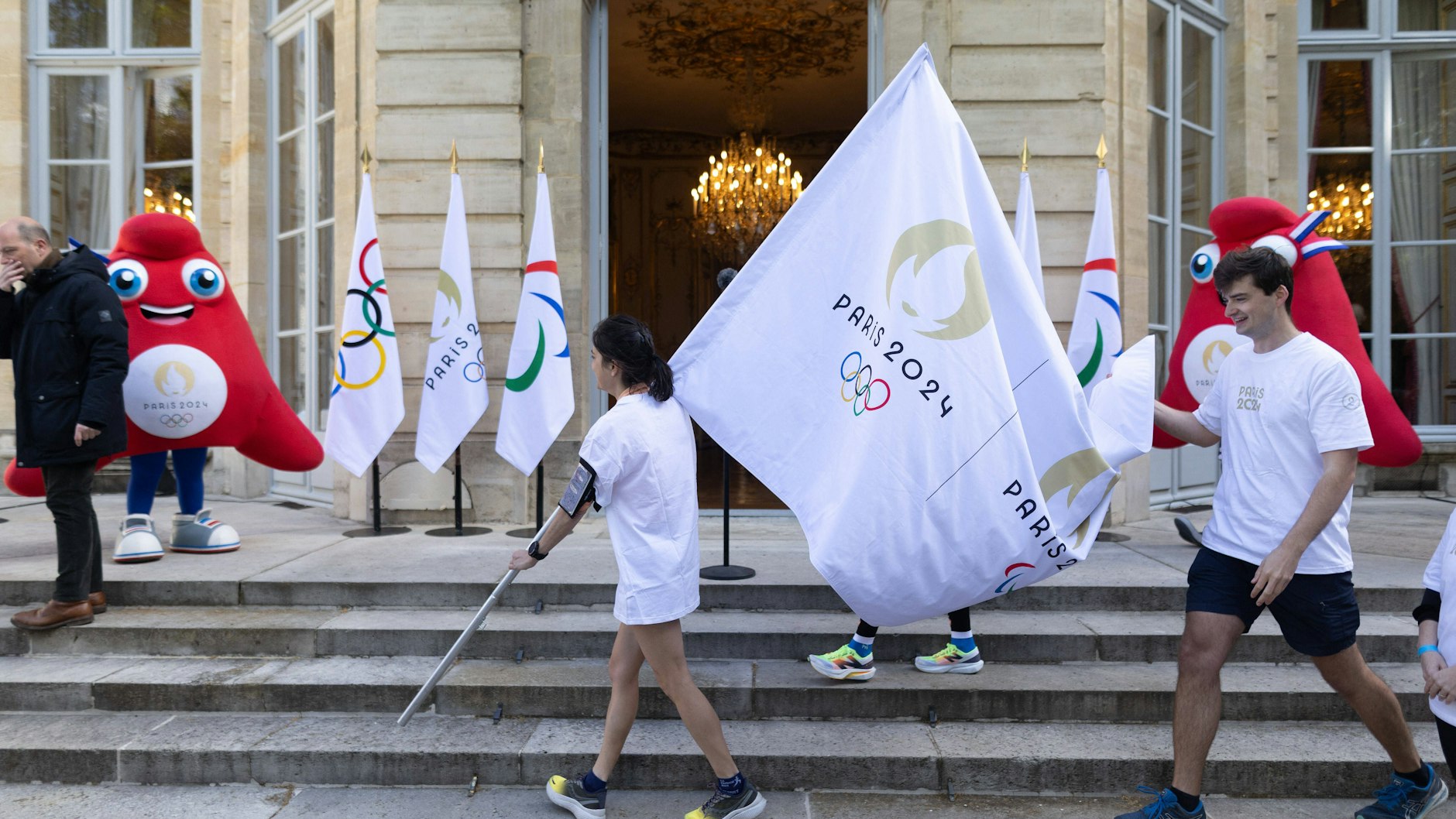 Unter einer neutralen Olympia-Flagge sollen belarussische Sportler bei den Spielen in Paris antreten.
