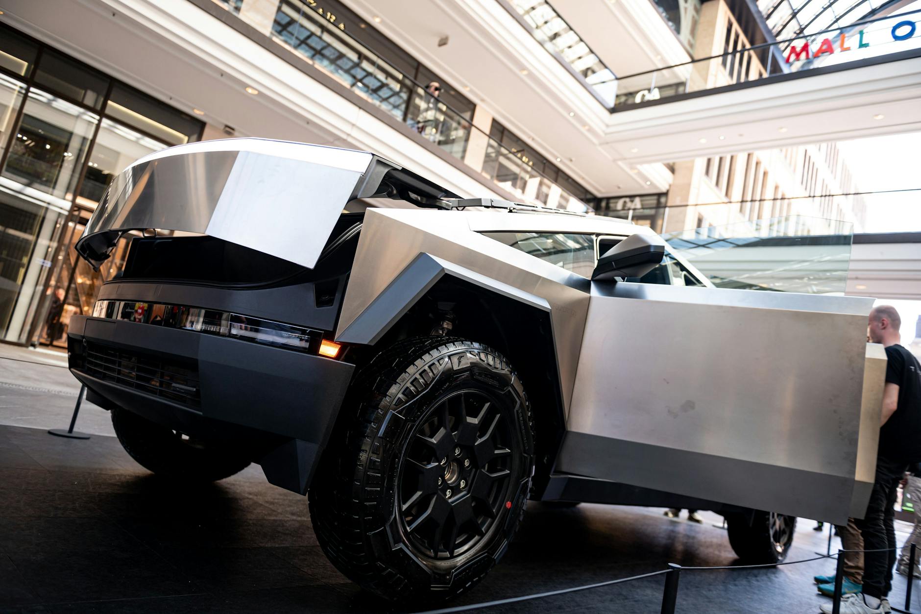 Der Tesla Cybertruck wird in der Mall of Berlin ausgestellt.