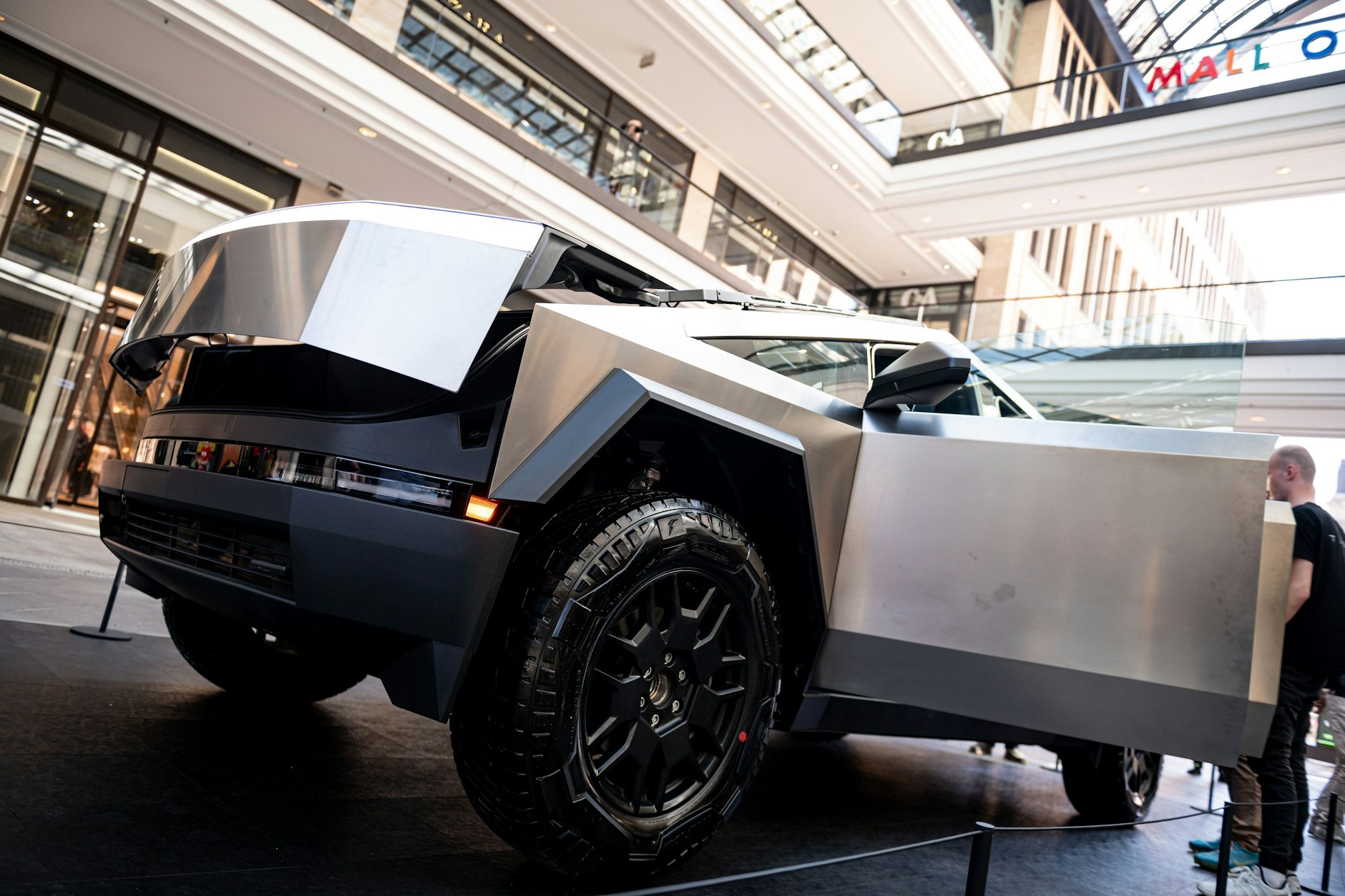Der Tesla Cybertruck wird in der Mall of Berlin ausgestellt.