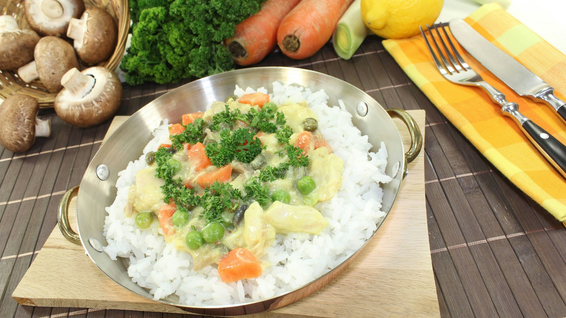 Probieren Sie das DDR-Rezept für Hühnerfrikassee gleich mal aus.