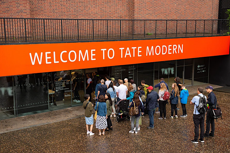 ARCHIV - Besucher stehen vor dem Eingang der Kunstgalerie Tate Modern. Erstmals seit Jahrzehnten widmet sich eine große Ausstellung in Großbritannien der Künstlergruppe Blauer Reiter.  