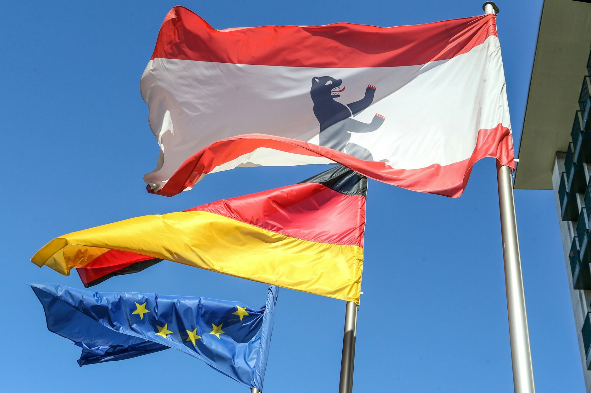 Flagge zeigen in Berlin: Dazu gehört das Hissen der Europa-, der National- und Berlin-Fahne laut Verordnung. 