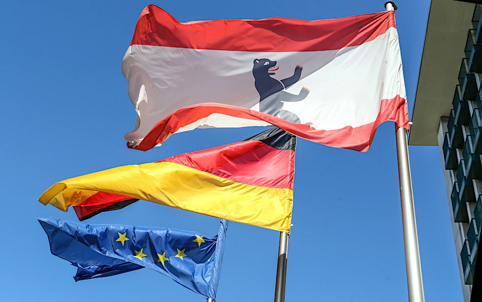 Flagge zeigen in Berlin: Dazu gehört das Hissen der Europa-, der National- und Berlin-Fahne laut Verordnung.&nbsp;