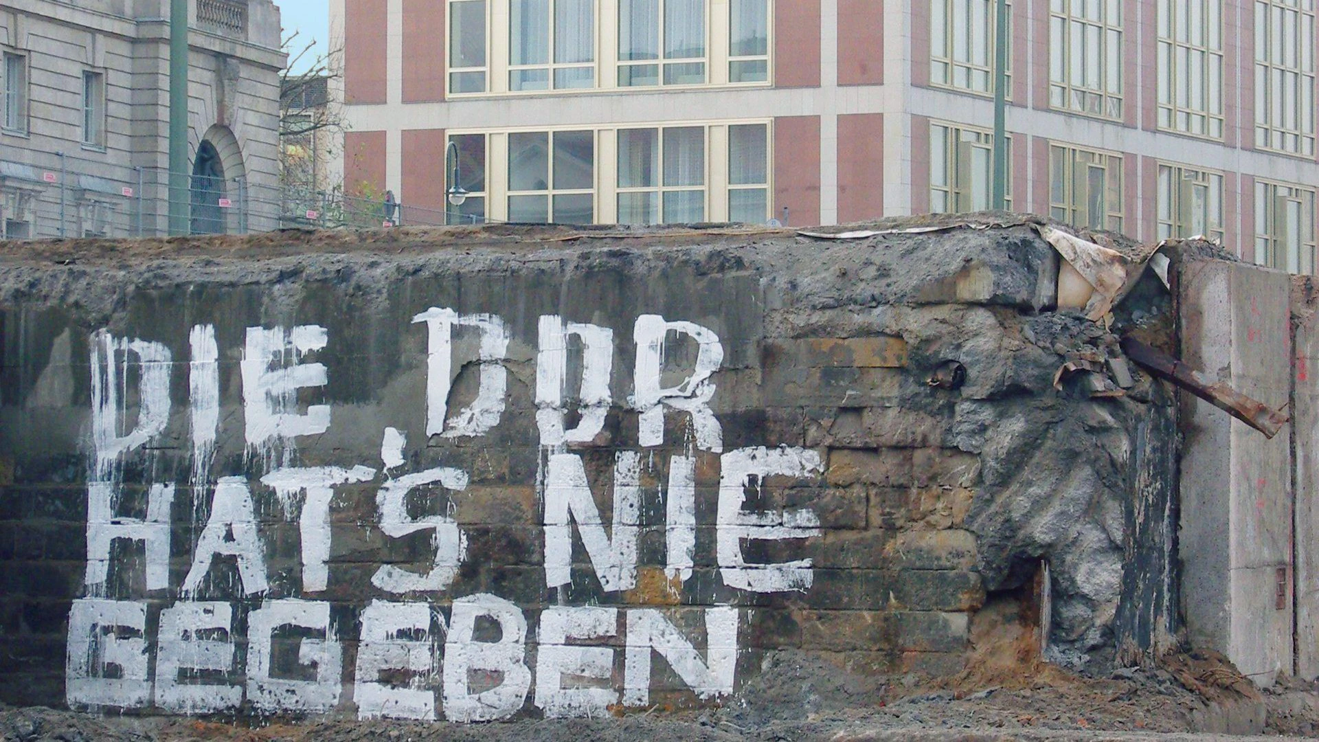 Schriftzug an Mauerresten des Palastes der Republik