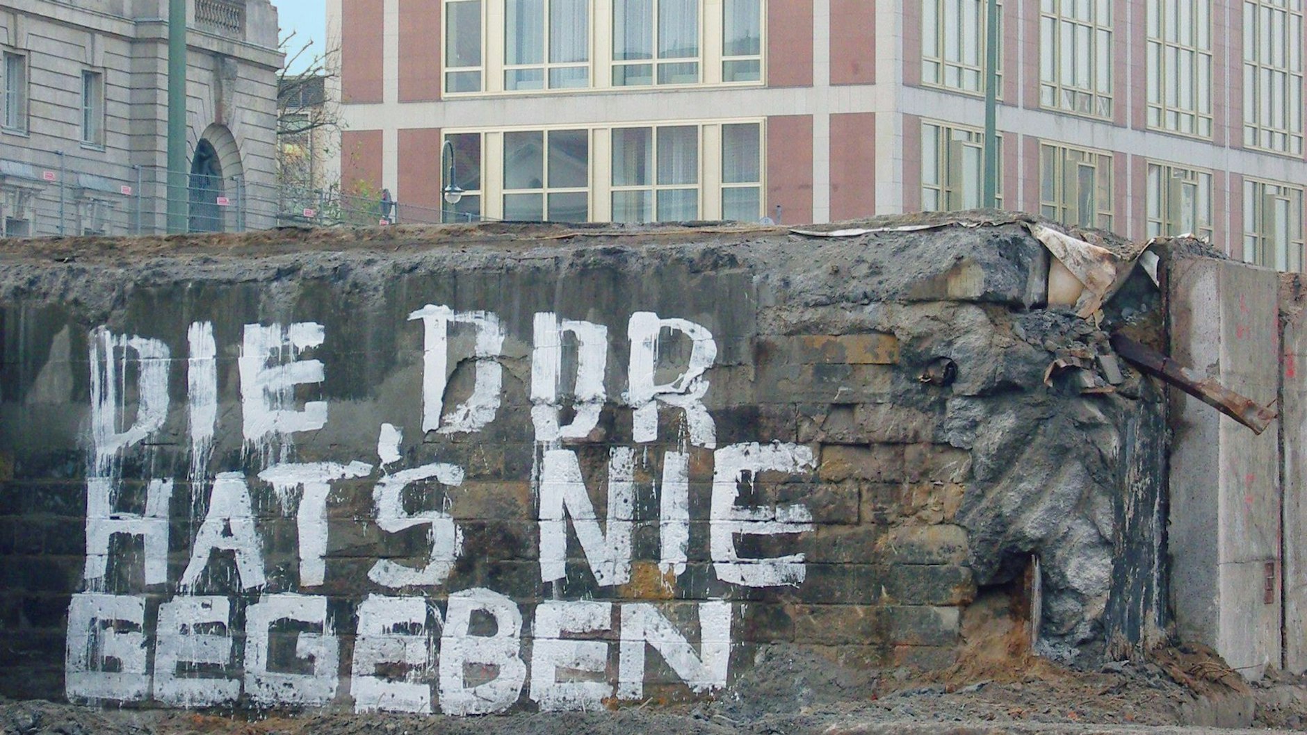 Schriftzug an Mauerresten des Palastes der Republik