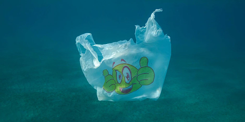 Überall in den Meeren schwimmen die Überreste der Zivilisation: Plastikmüll.
